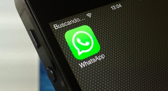 Mesa de redacción: Dos estudiantes estudian el uso del Whatsapp en su instituto Mesa de redacción: Dos estudiantes estudian el uso del Whatsapp en su instituto