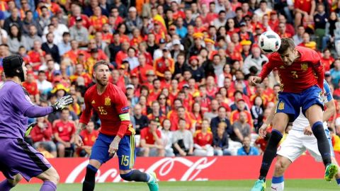 Gerard Piqu&eacute; marca en el Espa&ntilde;a - Rep&uacute;blica Checa