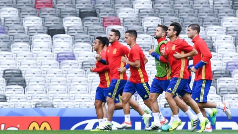 Los jugadores de la selecci&oacute;n espa&ntilde;ola entrenando