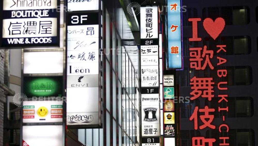 Carteles iluminados de restaurantes en Tokio