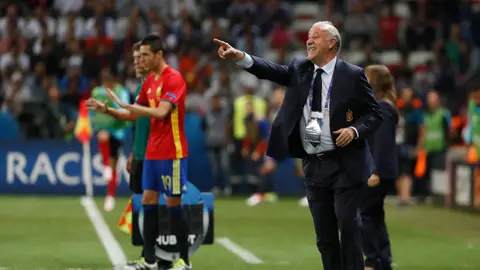 Del Bosque da instrucciones a sus jugadores en Niza Del Bosque da instrucciones a sus jugadores en Niza