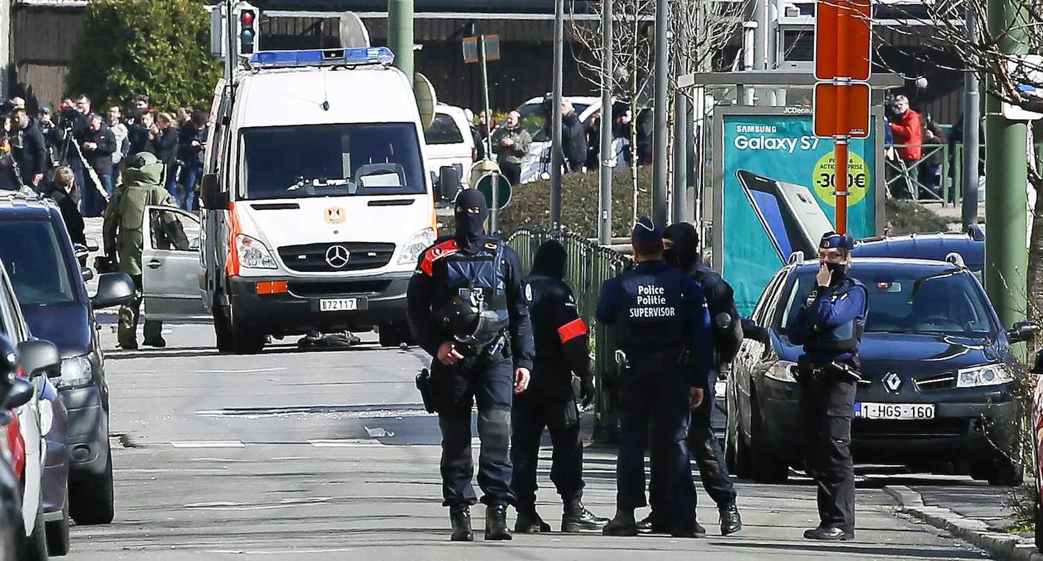 Un hombre hiere con un machete a dos agentes en Bélgica al grito de "¡Alá es grande!". El atacante ha muerto Un hombre hiere con un machete a dos agentes en Bélgica al grito de "¡Alá es grande!". El atacante ha muerto