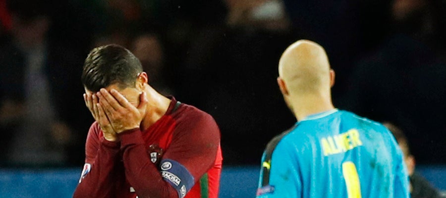 Cristiano se lleva las manos a la cara tras fallar el penalti ante Austria Cristiano se lleva las manos a la cara tras fallar el penalti ante Austria