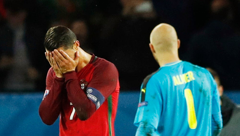 Cristiano se lleva las manos a la cara tras fallar el penalti ante Austria