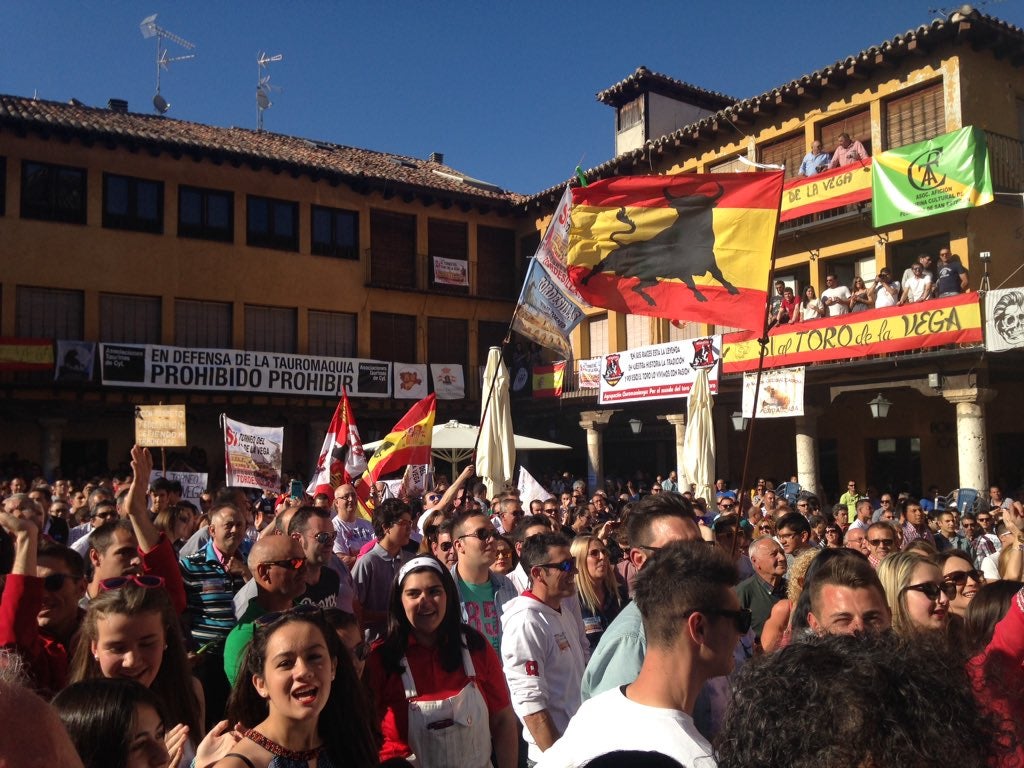 El pueblo de Tordesillas defiende su libertad y derecho al Toro de la Vega El pueblo de Tordesillas defiende su libertad y derecho al Toro de la Vega