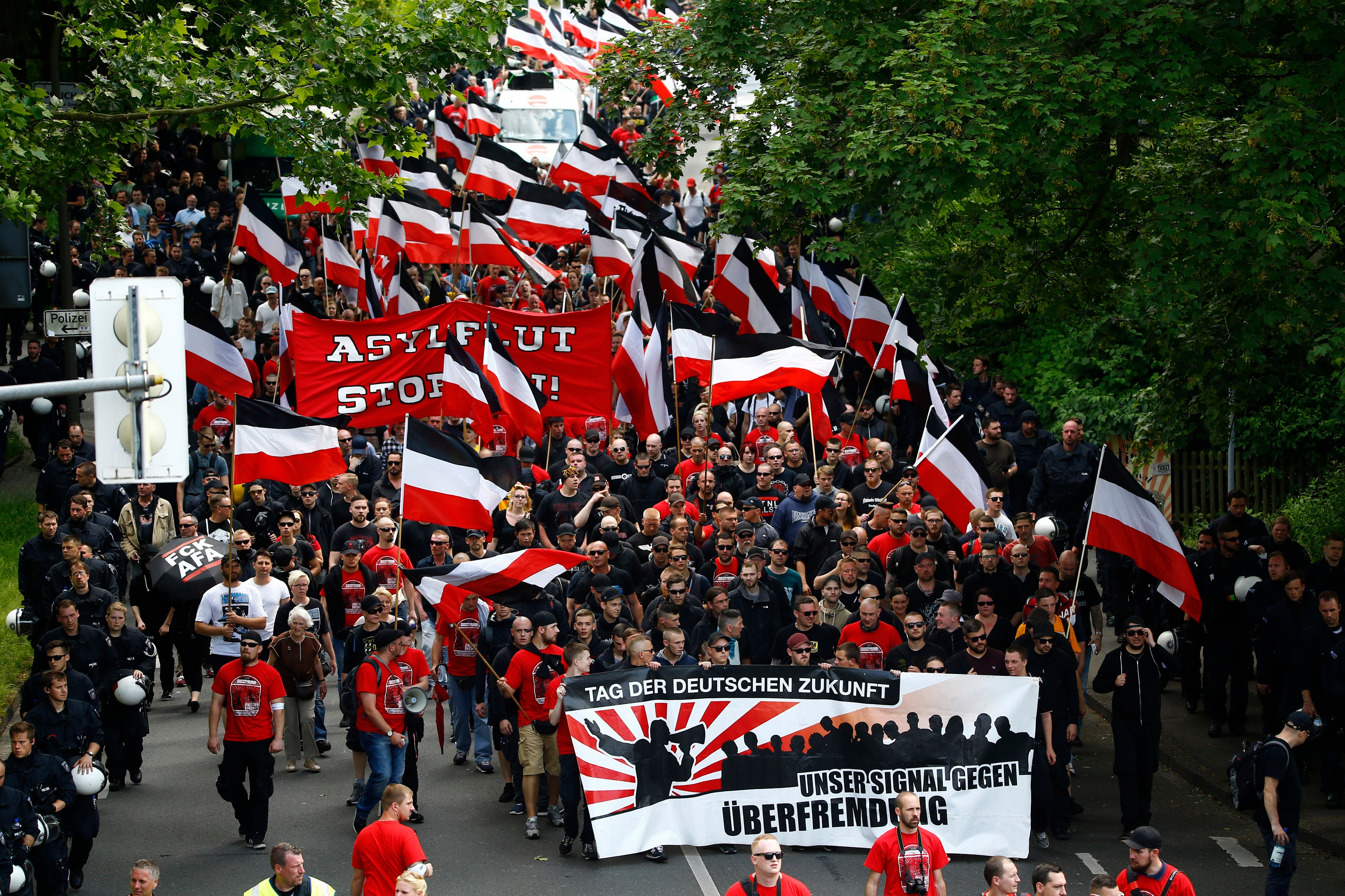 Más de 40 detenidos en Alemania en una marcha de neonazis enmascarados Más de 40 detenidos en Alemania en una marcha de neonazis enmascarados
