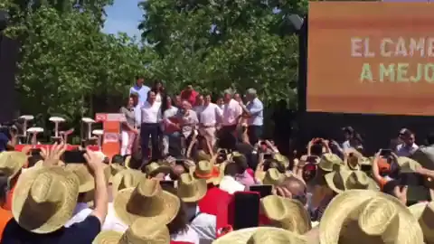 Frame 0.0 de: Girauta canta por Serrat en el mitin central de Ciudadanos Frame 0.0 de: Girauta canta por Serrat en el mitin central de Ciudadanos