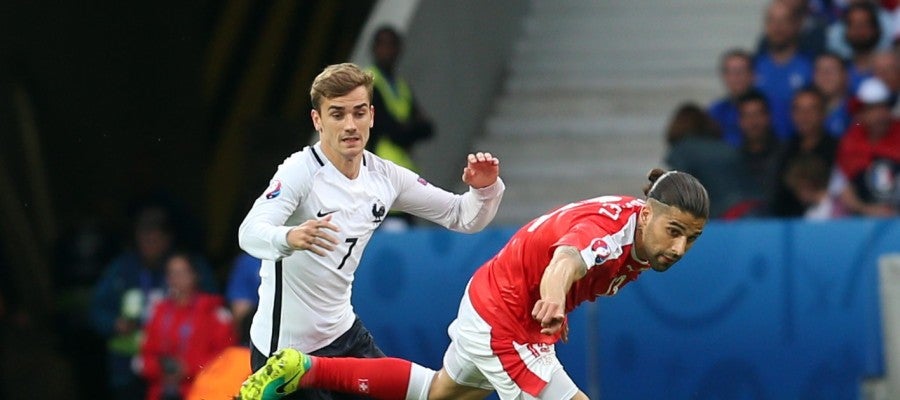 Griezmann pelea el balón ante Suiza Griezmann pelea el balón ante Suiza