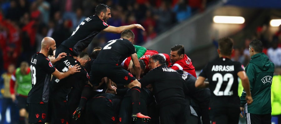 Los jugadores de Albania celebran un gol Los jugadores de Albania celebran un gol