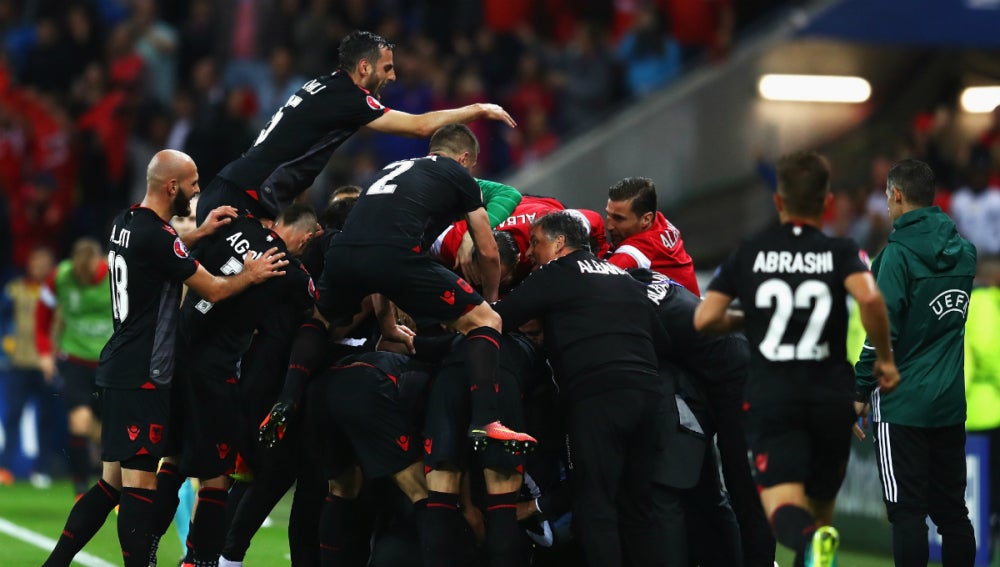 Los jugadores de Albania celebran un gol