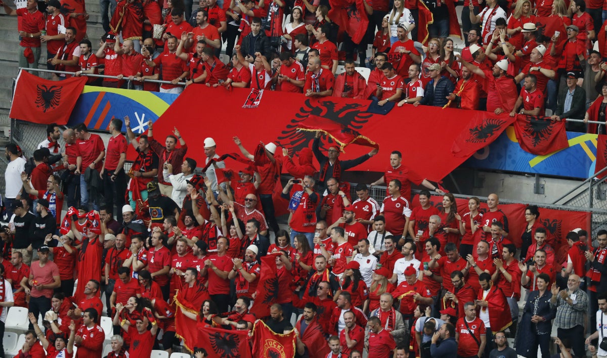 Un aficionado albanés coló una bengala en un estadio oculta en su propio recto Un aficionado albanés coló una bengala en un estadio oculta en su propio recto