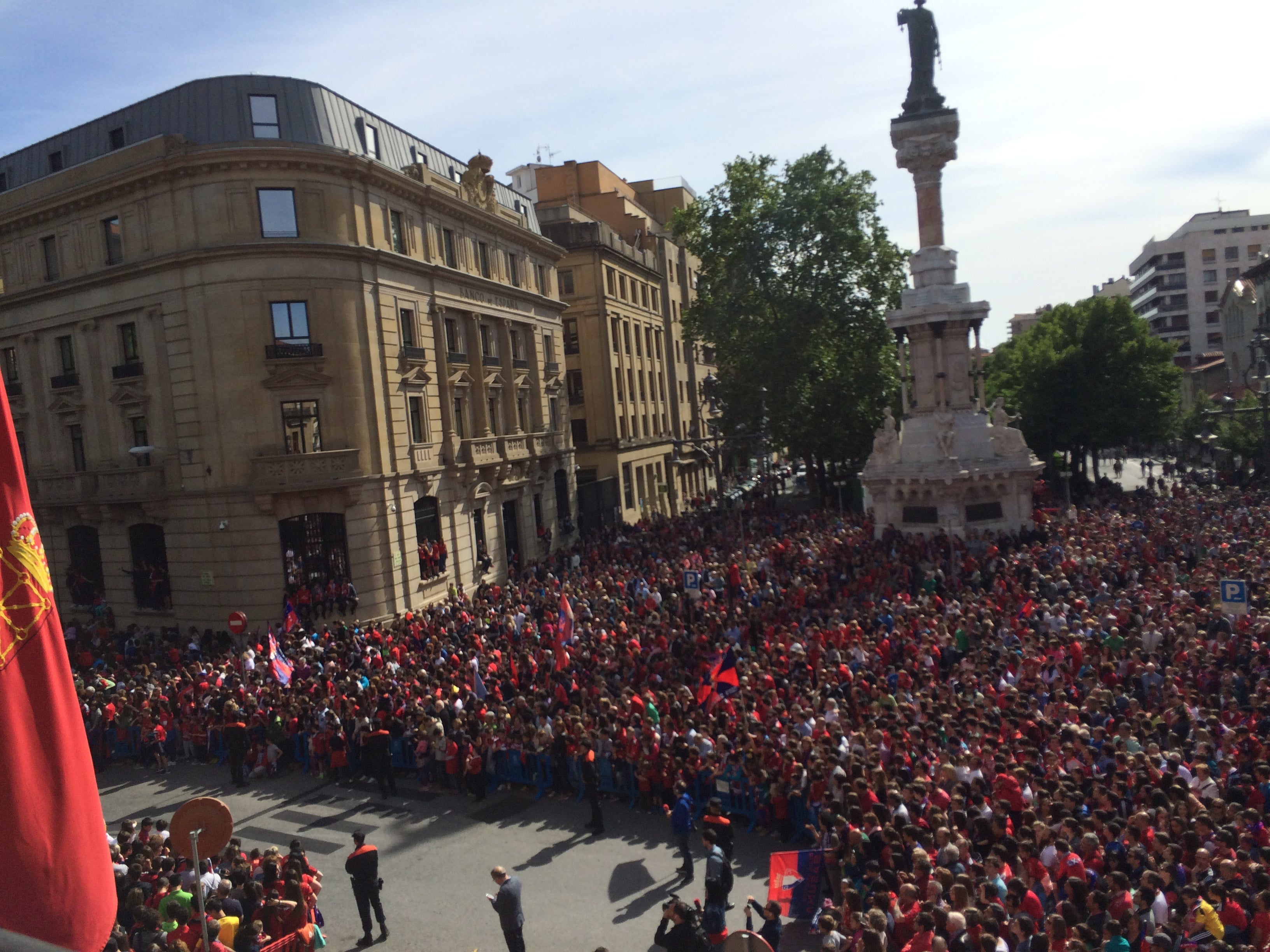 La afición de Osasuna recibe a los héroes del ascenso La afición de Osasuna recibe a los héroes del ascenso