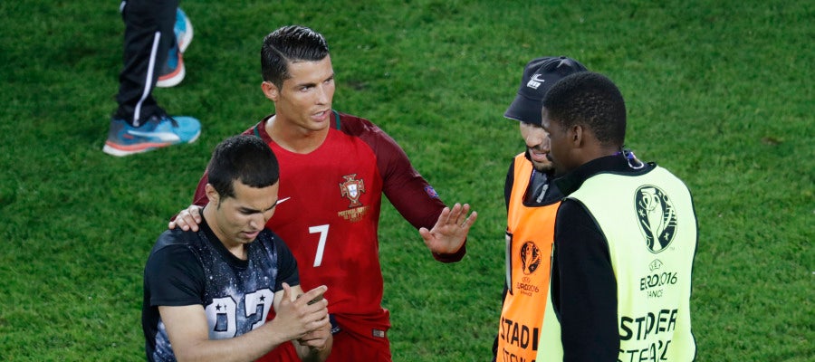 Cristiano pide tranquilidad a los miembros de seguridad tras el salto de un fan al campo Cristiano pide tranquilidad a los miembros de seguridad tras el salto de un fan al campo