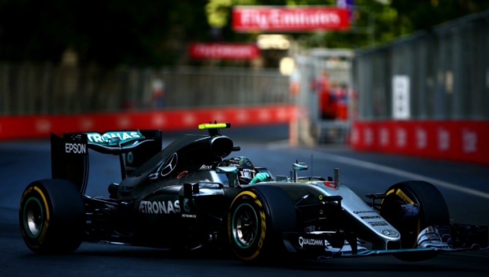 Rosberg luce Mercedes en Bakú