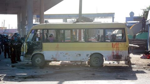 Autob&uacute;s contra el que ha atentado Daesh en Kabul