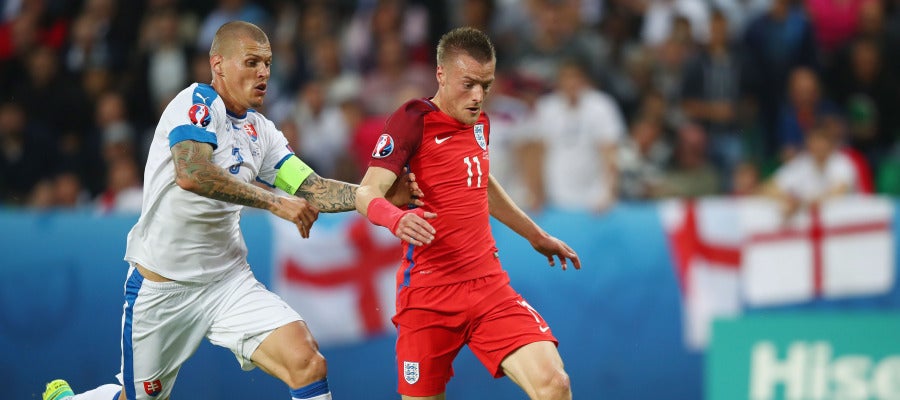 Vardy conduce un balón ante Eslovaquia Vardy conduce un balón ante Eslovaquia