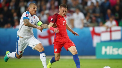 Vardy conduce un bal&oacute;n ante Eslovaquia