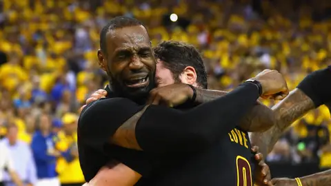 LeBron James y Kevin Love se abrazan emocionados LeBron James y Kevin Love se abrazan emocionados
