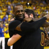LeBron James y Kevin Love se abrazan emocionados
