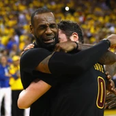 LeBron James y Kevin Love se abrazan emocionados LeBron James y Kevin Love se abrazan emocionados