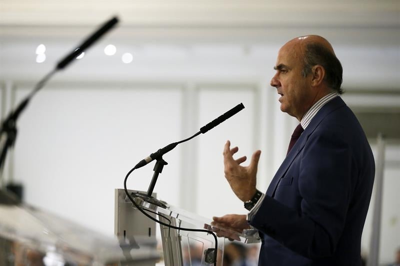 De Guindos, "convencido" de que Bruselas no multará a España porque es la economía de la zona euro que más crece De Guindos, "convencido" de que Bruselas no multará a España porque es la economía de la zona euro que más crece
