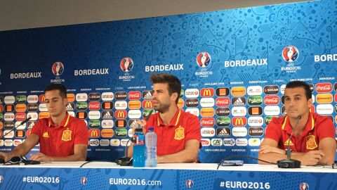 Lucas V&aacute;zquez, Piqu&eacute; y Pedro en rueda de prensa
