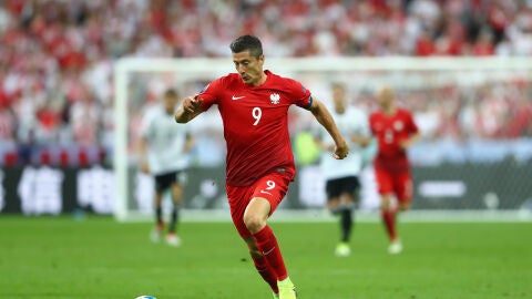 Robert Lewandowski jugando con Polonia