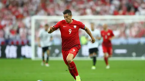 Robert Lewandowski jugando con Polonia Robert Lewandowski jugando con Polonia