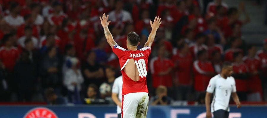 Xhaka, con la camiseta rota durante el Suiza - Francia Xhaka, con la camiseta rota durante el Suiza - Francia