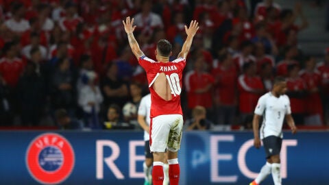 Xhaka, con la camiseta rota durante el Suiza - Francia