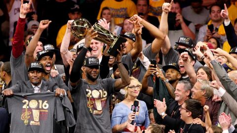 Lebron levanta la copa de la NBA.
