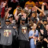 Lebron levanta la copa de la NBA. Lebron levanta la copa de la NBA.
