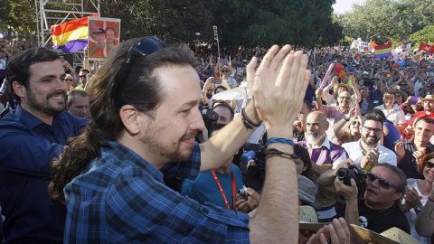 El l&iacute;der de Unidos Podemos, Pablo Iglesias, y Alberto Garz&oacute;n
