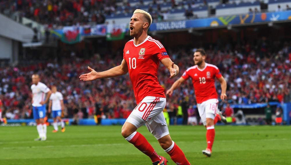 Ramsey celebra su gol ante Rusia