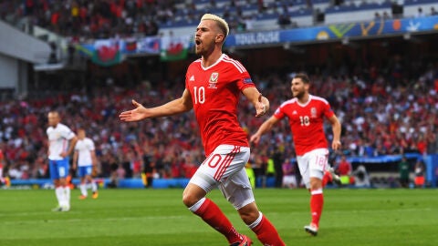 Ramsey celebra su gol ante Rusia