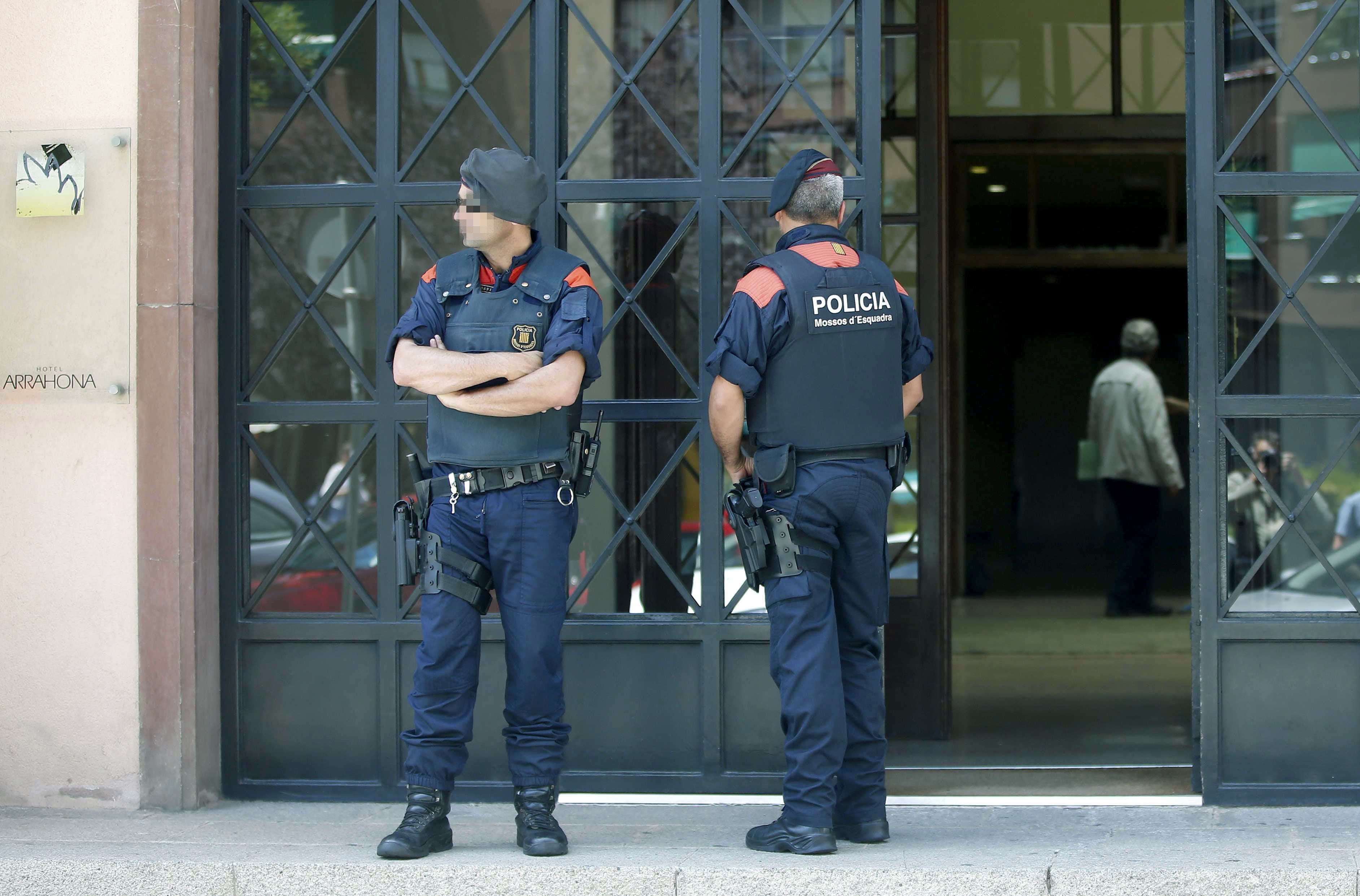 Mesa de redacción: Los Mossos d'Esquadra revientan la puerta de dos ancianos tras confundirse de piso Mesa de redacción: Los Mossos d'Esquadra revientan la puerta de dos ancianos tras confundirse de piso