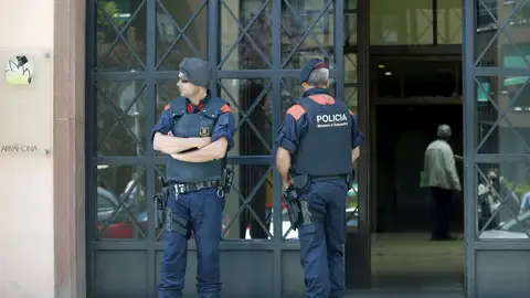 Dos Mossos d'Esquadra, en la entrada del Hotel Arrahona, de Sabadell Dos Mossos d'Esquadra, en la entrada del Hotel Arrahona, de Sabadell