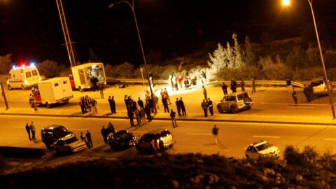 Fuerzas especiales de la polic&iacute;a jordana inspeccionan el lugar de una explosi&oacute;n en Adasiya, cerca de Amman, Jordania