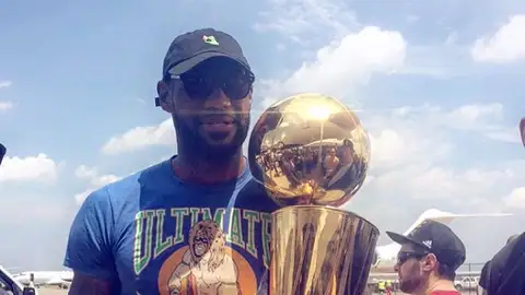LeBron James, a su llegada al aeropuerto de Cleveland LeBron James, a su llegada al aeropuerto de Cleveland