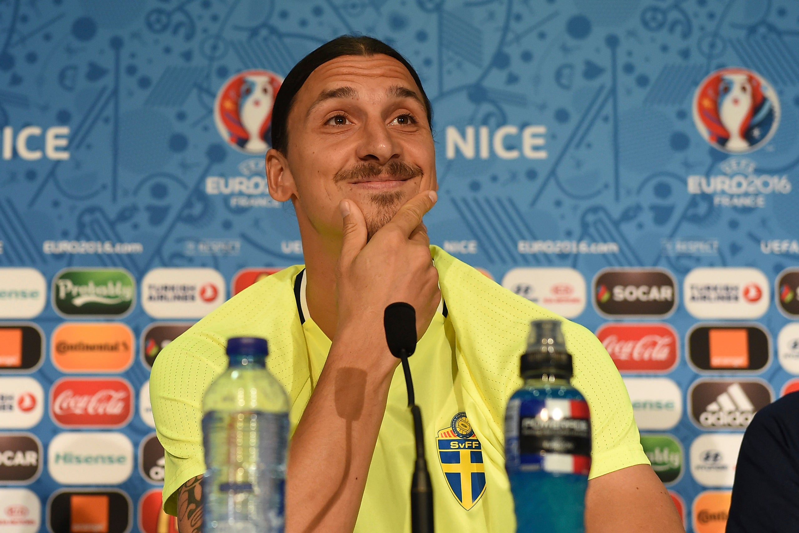 Ibrahimovic confirma que jugará en el Manchester United Ibrahimovic confirma que jugará en el Manchester United