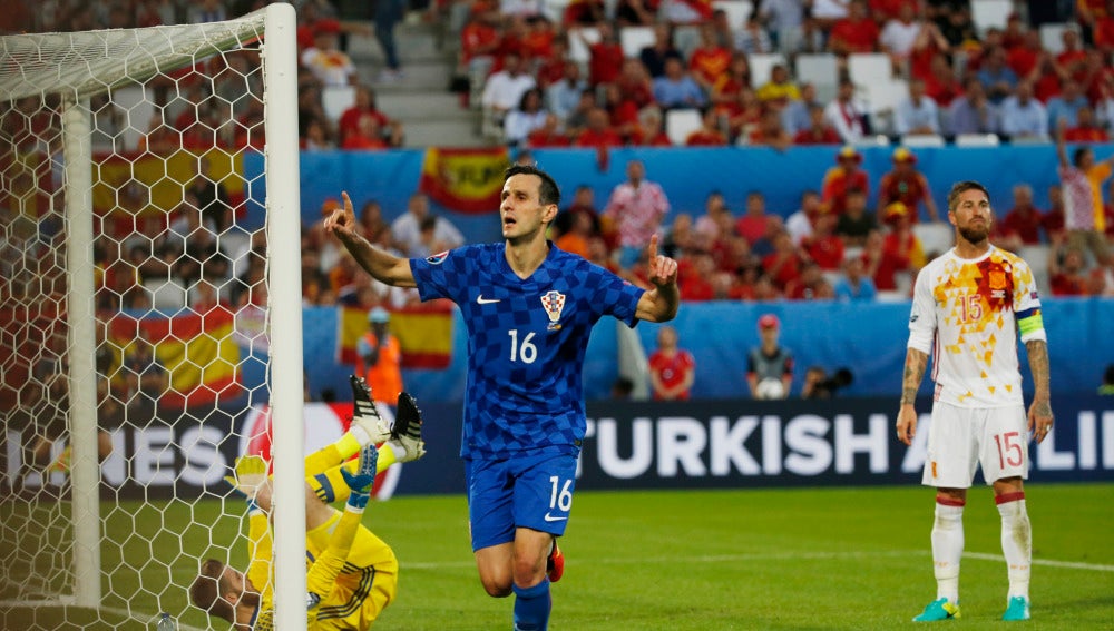 Kalinic celebrando su gol ante España