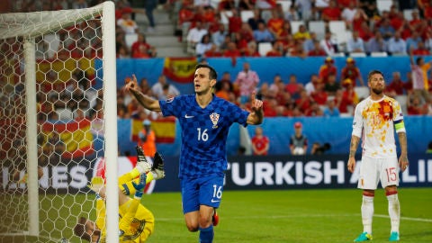Kalinic celebrando su gol ante Espa&ntilde;a