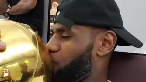 LeBron James besa el trofeo de campeón de la NBA LeBron James besa el trofeo de campeón de la NBA