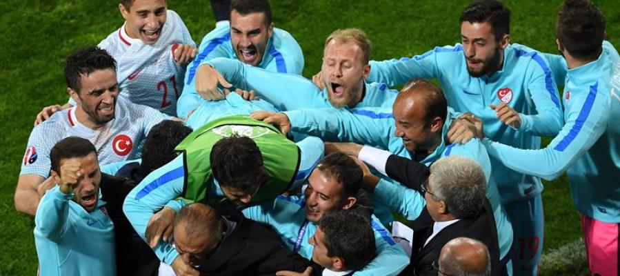 Turquía celebra el tanto ante Chequia Turquía celebra el tanto ante Chequia