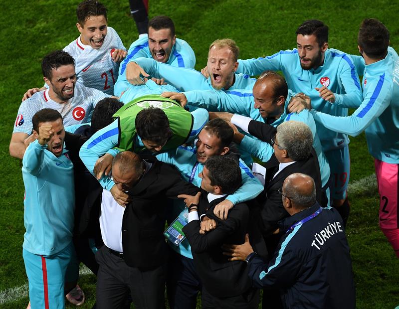 Turquía mantiene vivo el sueño de los octavos de final Turquía mantiene vivo el sueño de los octavos de final