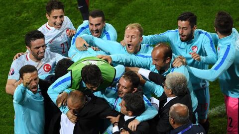 Turqu&iacute;a celebra el tanto ante Chequia