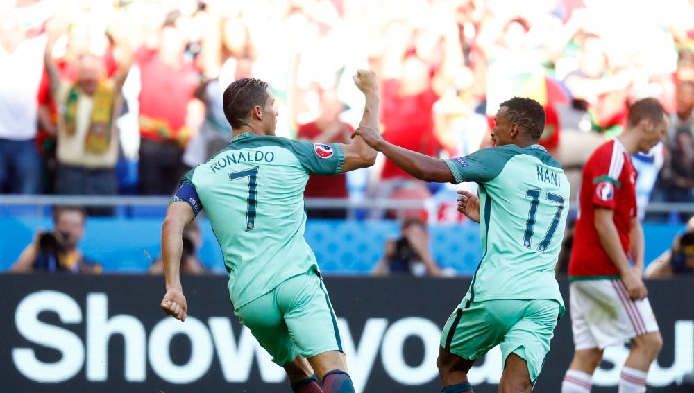 Cristiano celebra uno de sus goles ante Hungría