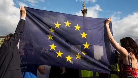 Un grupo de personas hace campa&ntilde;a a favor del permanencia del Reino Unido en la UE, en la Plaza Trafalgar de Londres