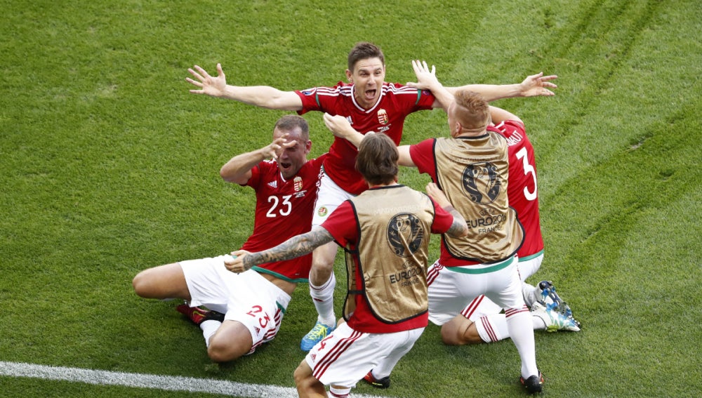 Los jugadores de Hungría celebran el gol de Gera ante Portugal