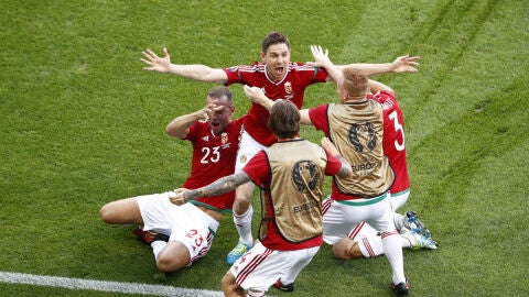 Los jugadores de Hungr&iacute;a celebran el gol de Gera ante Portugal